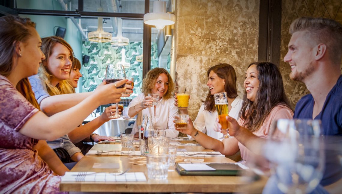 man en vrouw lachen aan tafel