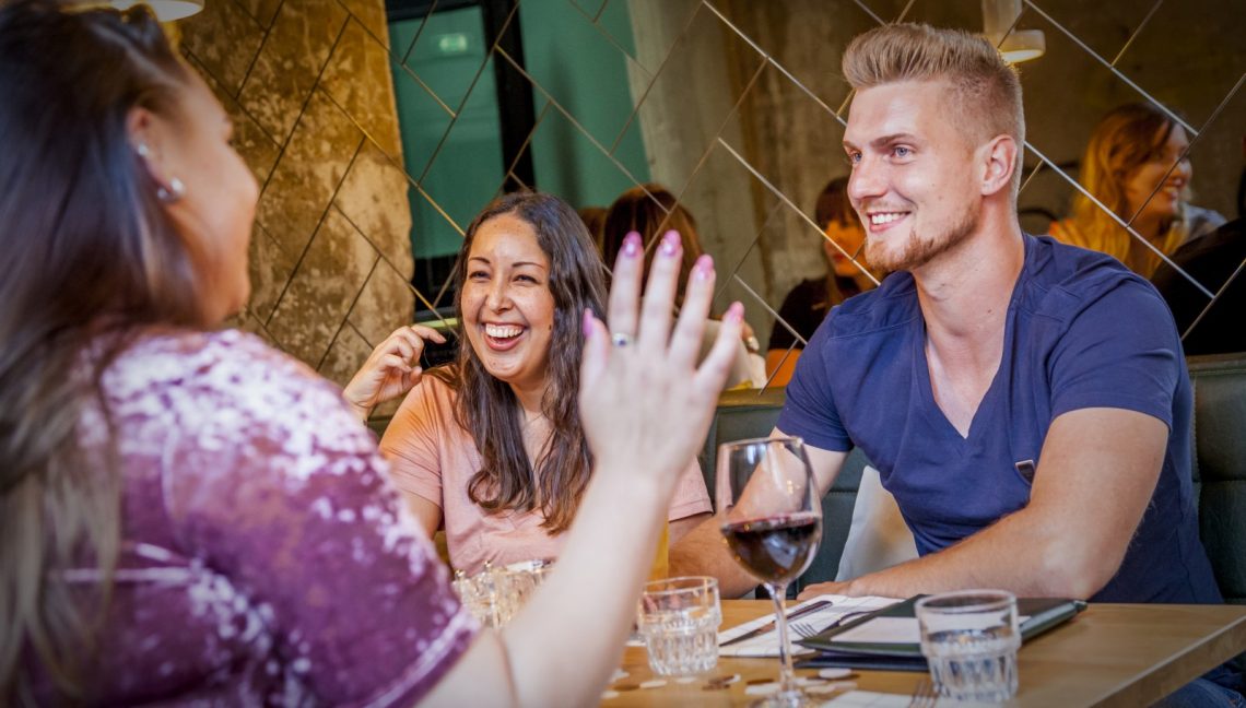 man en vrouw lachen aan tafel